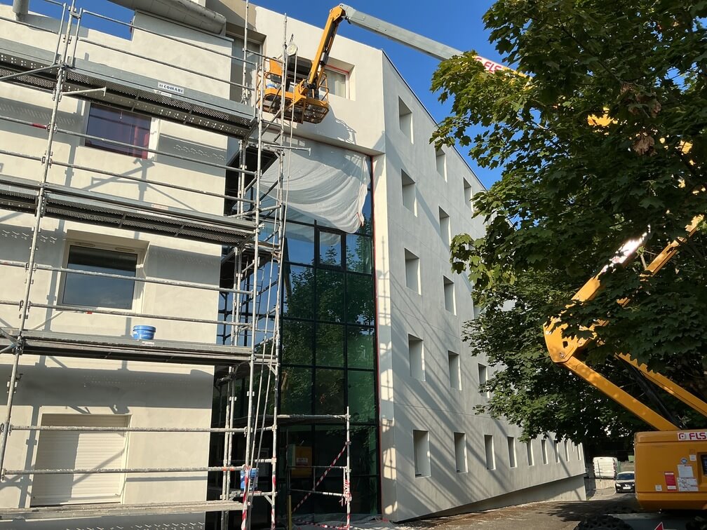 Comparaison saisissante avant/après travaux de ravalement avec isolation, montrant la valorisation patrimoniale et le gain de confort.